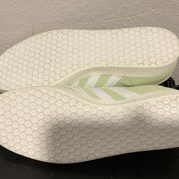 NWOB Adidas Gazelle sneakers 9.5 - Picture 6 of 6